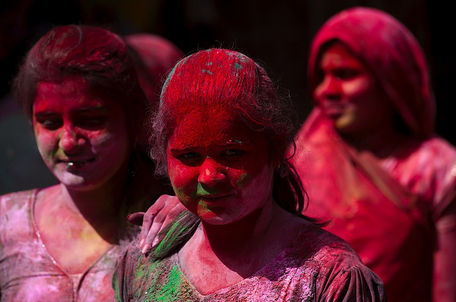 Czerwone (Holi Hai! (Vrindavan))